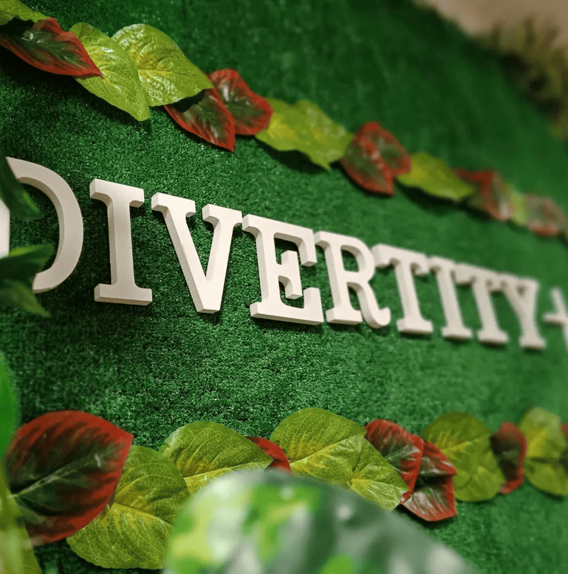 Divertity Más rotulo empresa sobre verde