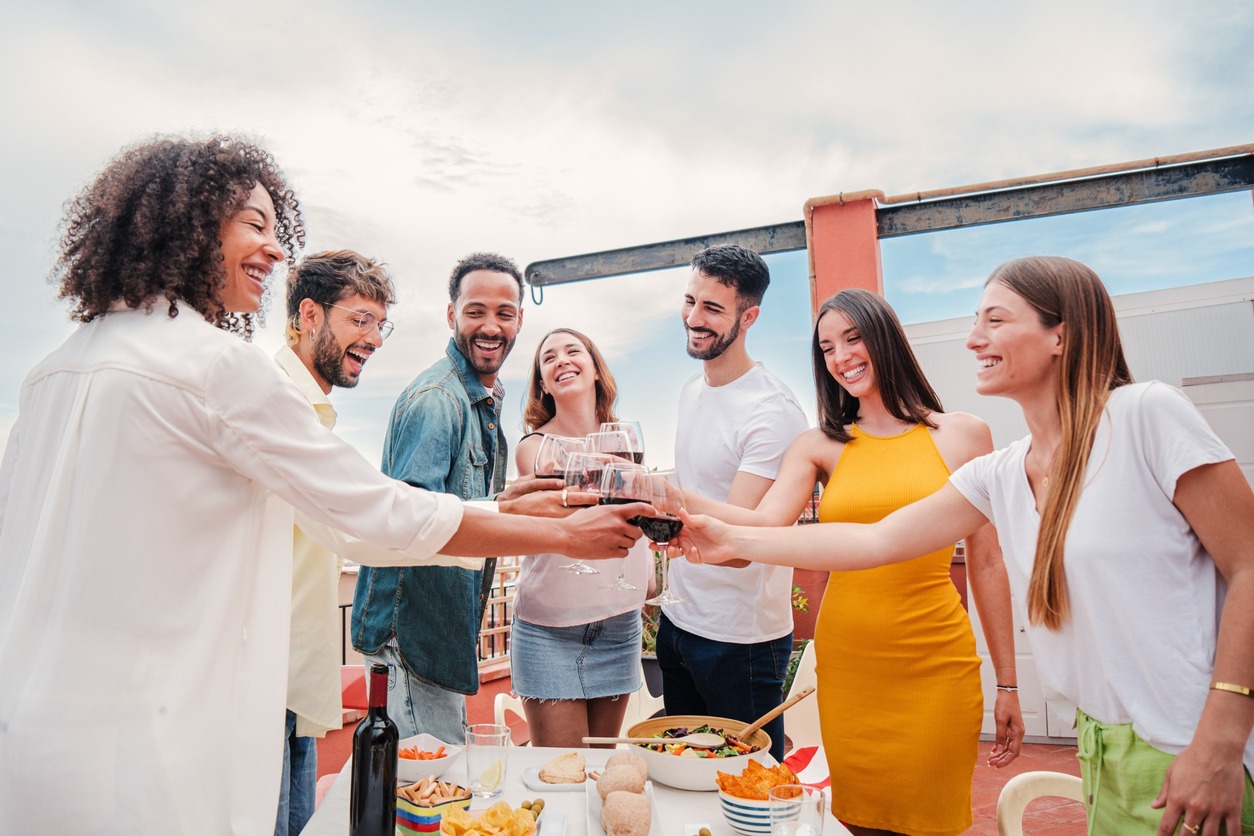 grupo de amigos brinda con vino en celebracion fiesta